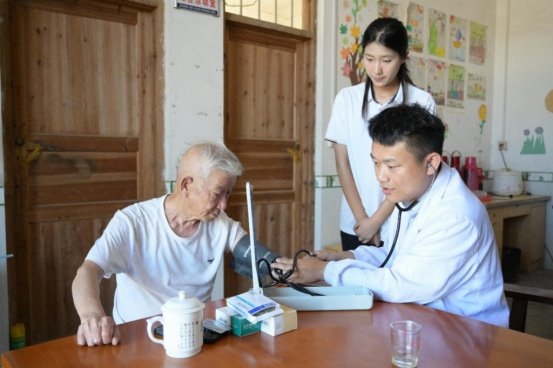 南昌大学第二临床医学院暑期社会实践队赴遂川县黄坑乡：青春护健康，义诊惠民生.jpg