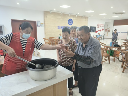 御苑家园社区开展“酸甜沁盛夏，旧影暖夕阳”酸梅汤品鉴暨怀旧观影活动