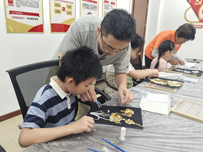 香城花园社区开展“金箔焕彩，画映华光”金箔画艺术创作活动2.png