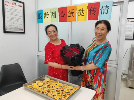苏州香城花园社区开展“银龄甜心，蛋挞传情”七夕活动