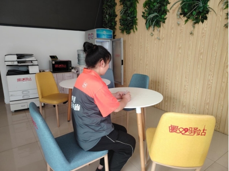 盐南高新区新河街道新怡社区开展新就业群体关爱活动