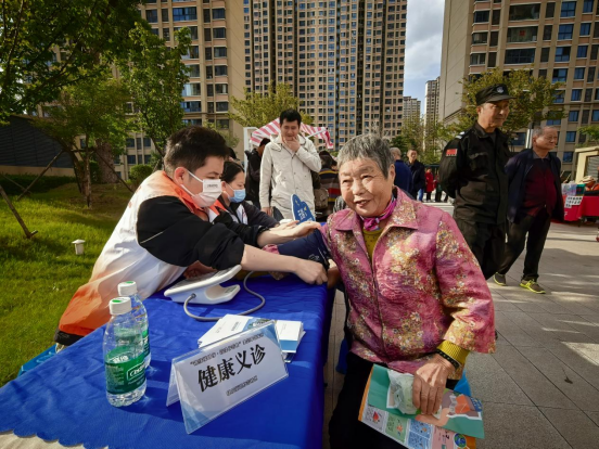 无锡市新吴区旺庄街道“银龄暖时序・重阳聚邻里”主题幸福集市热闹开摊