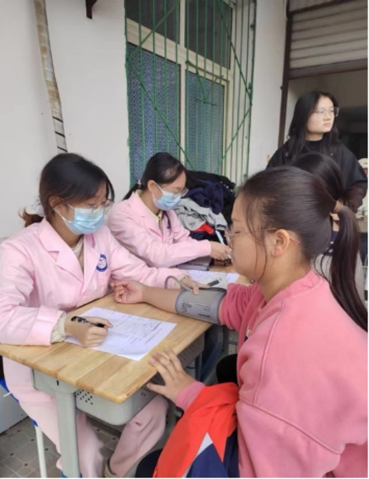 妇幼关爱进校园！富顺县妇幼保健院为1550名学生开展体质健康调研