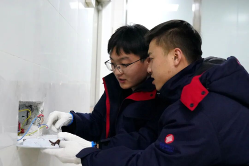 中新建电力集团天富能源红山嘴电厂：检修线路除隐患 青春温度暖夕阳