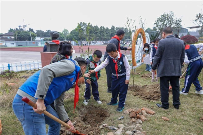 中建八局西南公司安装分公司：春天里，他们和孩子一起“种”下未来