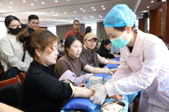 阜宁县阜城街道组织开展无偿献血活动，党员干部职工踊跃传递生命暖流